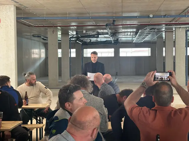 Architekt Laszlo Hardi bei seinen Ausführungen  | Foto: Stadtmarketing 