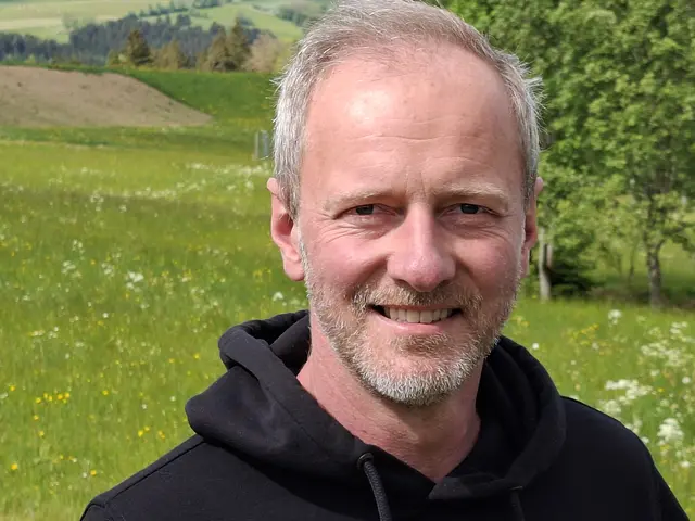 Der HTL-Lehrer Gerald Traxler ist leidenschaftlicher Bioimker und auch Wanderlehrer.  | Foto: Helmut Eder