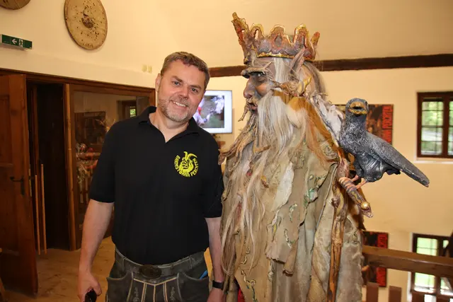 Obmann Günther Hohenthanner mit der Kaiser-Karl-Figur.