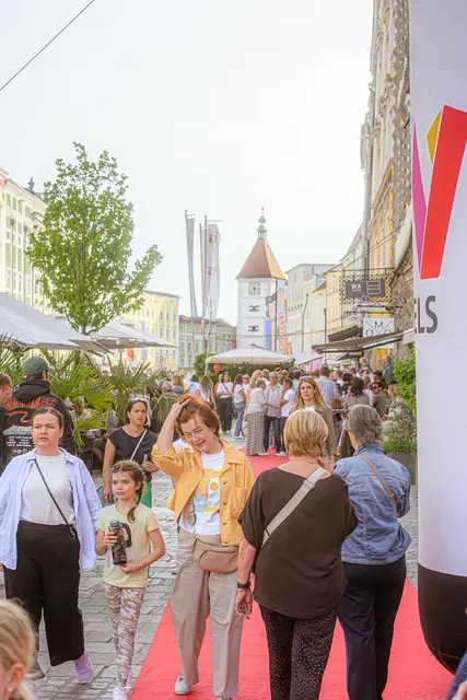 Mehr als 40.000 Menschen stürmten die Welser Innenstadt bei der vergangenen ShoppingNight. | Foto: Rene Hauser