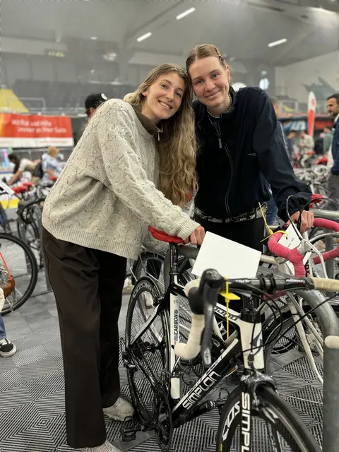 Die beiden Studentinnen Alina und Pauline bei der Radbörse | Foto: Lisa Gold