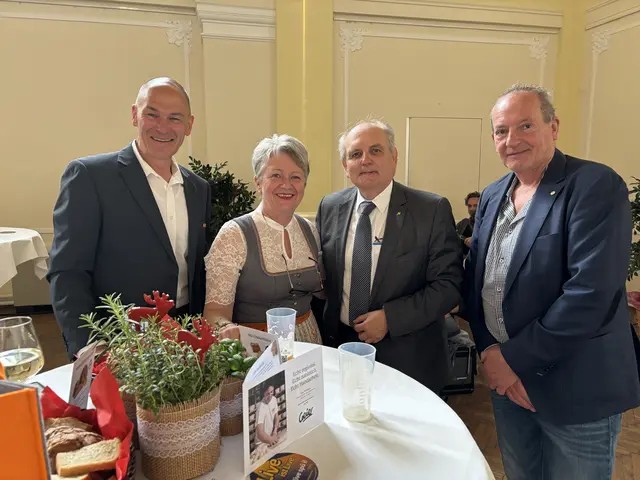Weinviertel-Tourismus-Chef Hannes Steinacker mit Leobendorfs Bürgermeisterin Magdalena Batoha und Bezirkshauptmann Andreas Strobl. | Foto: Sandra Schütz