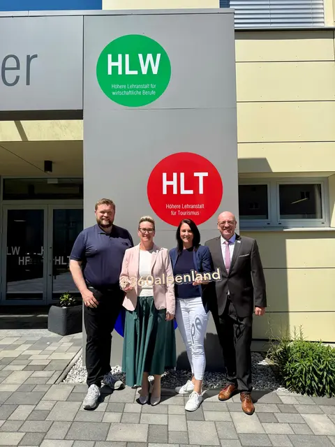 Herbert Mayr (Vorsitzender des Aufsichtsrates), Eva Aigner (Direktorin BBS Weyer), Corinna Polz (Geschäftsführerin Alpenland Tourismus GmbH) und Martin Eibenberger (Fachvorstand in der BBS Weyer) | Foto: BBS Weyer