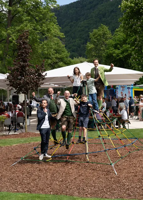 Der Kindergemeinderat konnte bestimmen, welches Spielgerät neu hinzukommt – die Entscheidung fiel auf eine Kletterspinne, die sogleich eingeweiht wurde. | Foto: Stadtgemeinde Frohnleiten