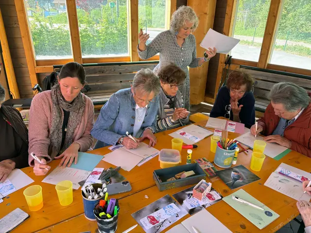 In ihrem Workshop führte Evelyn Hesch (stehend) die Teilnehmer:innen in die Welt des kreativen Schreibens. | Foto: Rotes Kreuz Salzburg