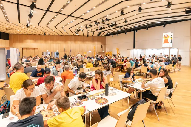 Beim Spielefest kann man neue Brettspiele entdecken und anspielen oder einfach über den Spieltisch leidenschaftliche Fans des Hobbys kennenlernen. | Foto: Esports Festival / Spielefest