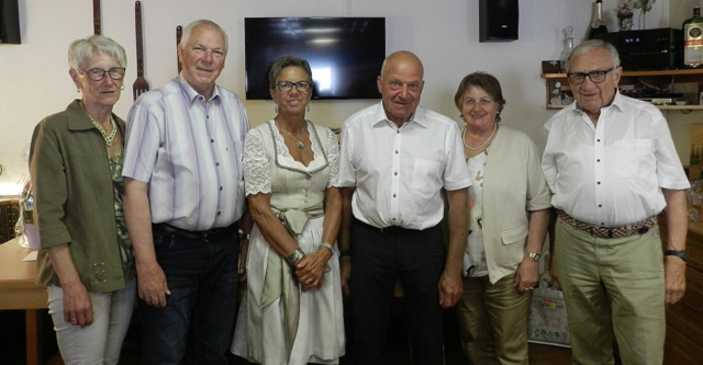 Das Ehepaar Gerlinde und Erwin Popp im Kreise der Gratulanten | Foto: NÖ Senioren