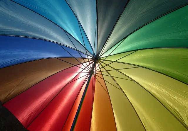 Weil ein Mann bei einem Einbruchscoup unter anderem einen Sonnenschirm mitgehen hat lassen, wurde er festgenommen und in eine Justizanstalt gebracht. (Symbolbild) | Foto: pixabay / 995645