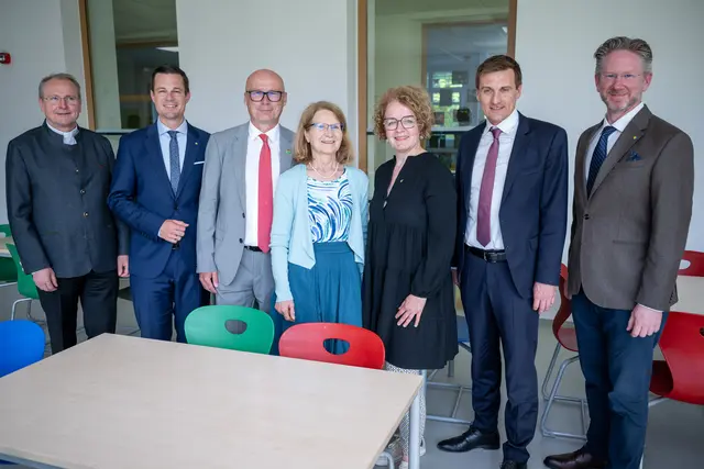 Bischofsvikar Richard Kager, Bildungsdirektor Karl Fritthum, Bürgermeister Thomas Schwab, Schuldirektorin Monika Defregger, Bildungs-Landesrätin Christiane Teschl-Hofmeister, Landesrat Sven Hergovich und Bezirkshauptmann Michael Engel

 | Foto: NLK Khittl