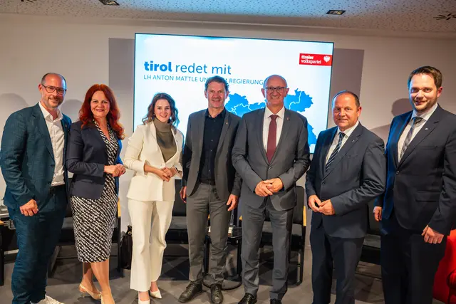 Auf Tirol-Tour: (v.l.n.r.) LR Mario Gerber, Landesrätin Cornelia Hagele, Landesrätin Astrid Mair, Baupuls Geschäftsführer Patrick Weber, LH Anton Mattle, LH-Stv. Josef Geisler, Geschäftsführer der Tiroler VP Florian Klotz. | Foto: Tiroler VP / Matt