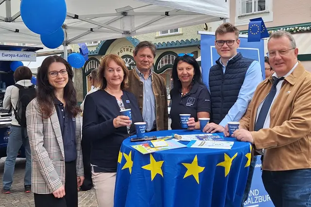  Am 9. Mai 2026 feiert die Europäische Union (EU) Geburtstag. Im Bild Landesrat Maximilian Aigner mit Gritlind Kettl, (Leiterin der Stabstelle), Wolfgang Anzengruber, EU-Gemeinderat Klaus Zika (Strobl), EU-Gemeinderätin Heidi Steiner (Grödig) und Anna Kierner (Europe Direct). | Foto: Land Salzburg/Europe Direct Land Salzburg