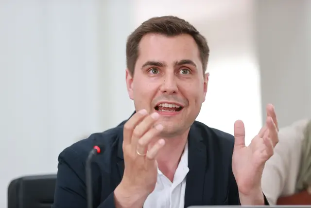 Der Grüne Abgeordnete Simon Heilig-Hofbauer sieht in der Eisenbahnkreuzung in Pabing eine "todesgefährliche Unfallstelle", die entschärft gehört. | Foto: Land Salzburg / Franz Neumayr