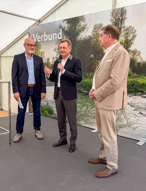 Moderator und Verbund-Pressesprecher Rainer Tschopp mit den beiden VERBUND-Geschäftsführern Michael Amerer und Karl Heinz Gruber. | Foto: MeinBezirk/Doms