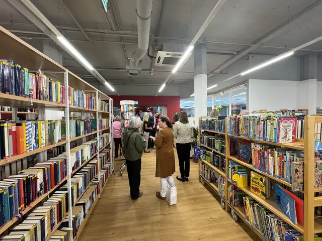 Eine Grazer Stadtbibliothek mit Menschen, die stehen