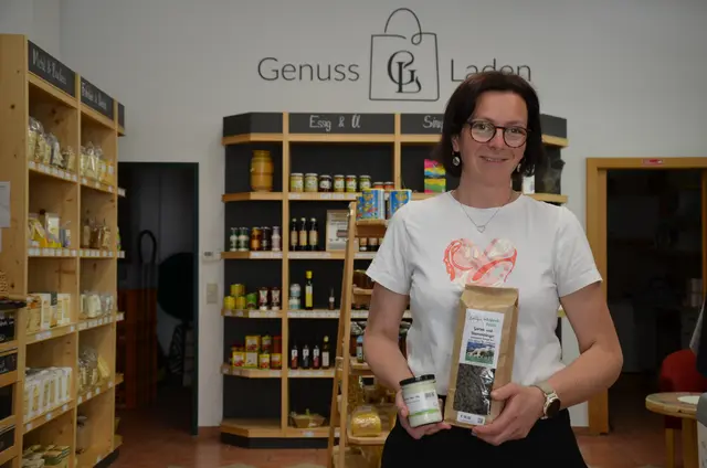 Die Bio-Bäuerin Birgit Laner bietet in ihrem Selbstbedienungsladen "Genussladen Lehengut" in Werfen regionale Produkte direkt von Salzburger Bauernhöfen in großer Vielfalt an.