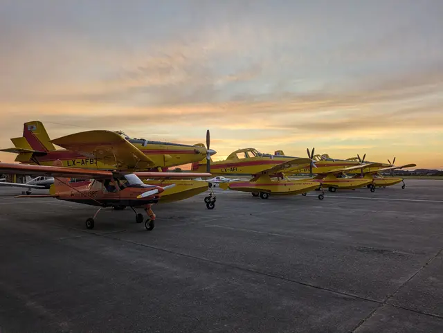 Vier Spezialflugzeuge des Typs Air Tractor AT-802AF "Fire Boss" machten Zwischenstopp in Wels, bevor es zur Großübung weiterging. | Foto: Glaser