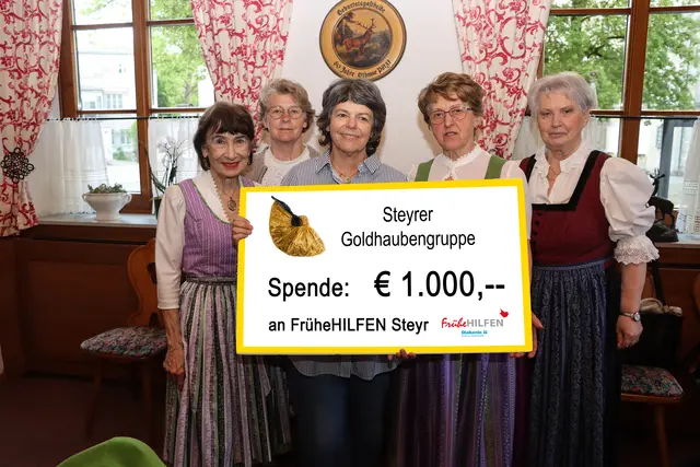 Steyrer Goldhaubenfrauen unterstützen die Organisation Frühe Hilfen mit einer Spende