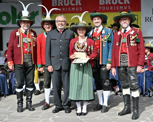 Landesjungschützensiegerin Pia Ziegler, flankiert von Landesjungschützenbetreuer Rupert Usel, Landesjugendbetreuer Kuno Huber (Südtirol), Bgm. Sepp Walch, Bundespressereferent Alexander Haider und Viertelkommandant Thomas Zangerl. | Foto: Dietmar Gspan