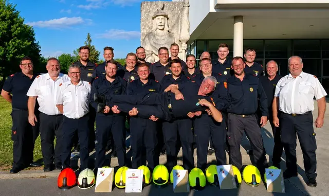 Karl Etlinger wird von den Absolventen auf Händen getragen; ua. auch mit der Feuerwehr-Hierarchie: Bezirksfeuerwehrkommandant Rudolf Katzengruber usw. | Foto: Bfkdo Amstetten / Zarl
