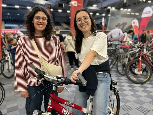Joana und Margarida waren bei der Radbörse mit dabei. | Foto: Lisa Gold