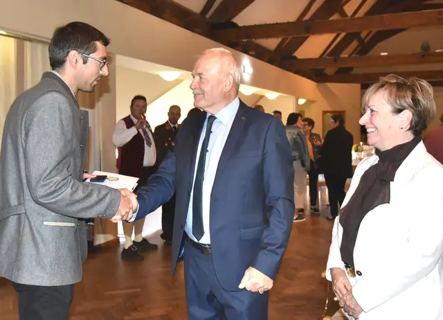 Mathias Pöcher überreichte die Silberne Medaille des NÖ Bauernbundes. | Foto: Herbert Schleich