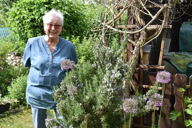 Mit eigenen Kräutern bestens versorgt: Susanne Wilhelm in ihrem Schrebergarten in Guntramsdorf. | Foto: Hirss