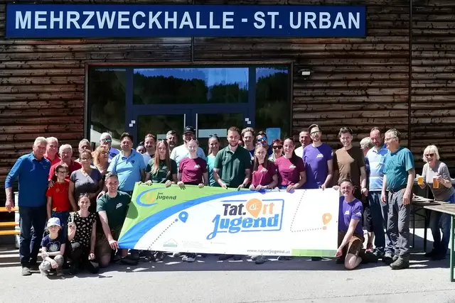 Unterschiedliche Generationen trafen sich beim Gemeindewandertag in St. Urban und nutzten die Gelegenheit zum Austausch. | Foto: Gemeinde St. Urban