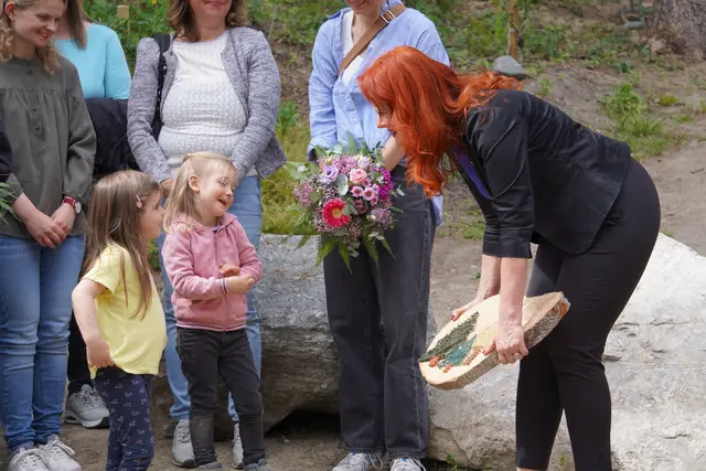 LR. Hagele bekam zum Dank ein Geschenk von den Kindern.  | Foto: AMG