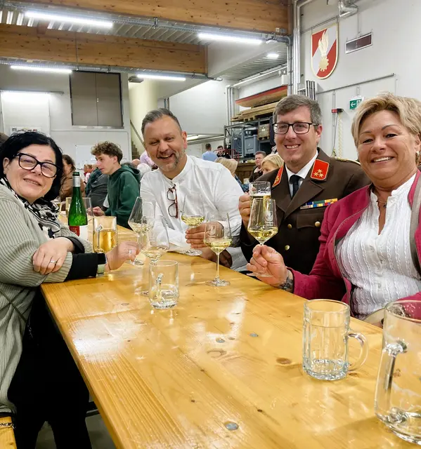 Kommandant der FF Dürnstein Michael Pfaffinger   gemeinsam mit Gästen bei bester Stimmung während der Florianifeier im Feuerwehrhaus Dürnstein | Foto: em