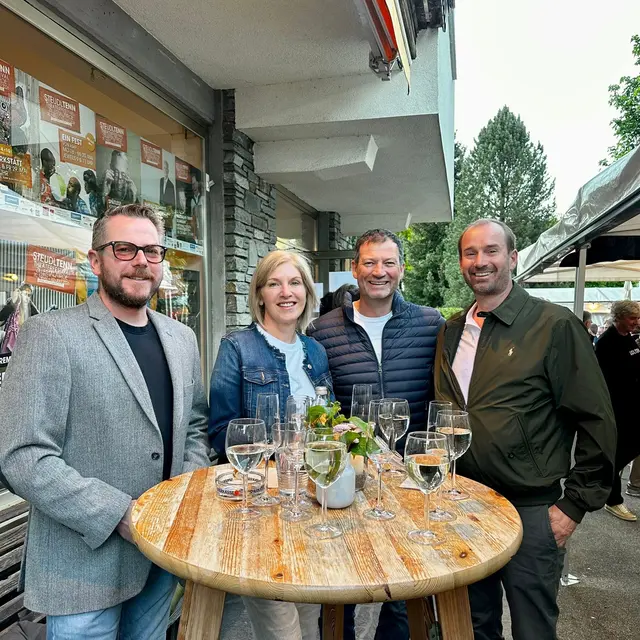 Viele fröhliche Gesichter bei der Premiere von "Fehler im System" in Uderns.  | Foto: Haun