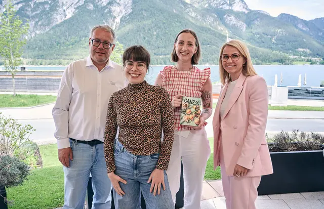 Gunther Hochhold (Achensee Tourismus), Theodora Bauer, Julia Pustet und Carina Angerer (Seehotel Einwaller).

 | Foto: Achensee Tourismus/Franz Oss