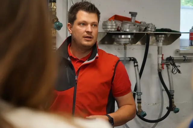 Gerätewart Patrick Hauser erklärte die Vorteile der neuen Schlauchwaschanlage, die eine deutlich schnellere und effizientere Aufbereitung der Feuerwehrschläuche ermöglicht. | Foto: meinbezirk/sprenger