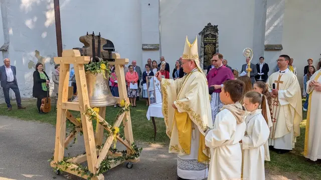 Im Anschluss an die Messe versammelten sich die Besucher im Schlosshof, wo die Glocke bei strahlendem Wetter feierlich gesegnet wurde. | Foto: M. Kopper und C. Popp