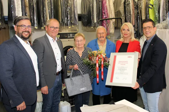 Maria und Paul Rebernik mit Hannes Buchhauser (l.), Bernd Osprian, Riki Vogl und Lukas Kalcher (r.) | Foto: Cescutti