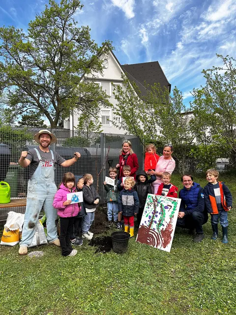 Die Kinder des Kindergartens Franz Josef-Straße pflanzten gemeinsam mit Gärtner Karim El-Dip
einen Apfelbaum. Mit dabei waren auch Kindergartenleiterin Karin Grill, Vizebürgermeisterin
Michaela Haidvogel und der Leiter des Maria Enzersdorfer Wirtschaftshofes, Peter Fröhlich. | Foto: Marktgemeinde Maria Enzersdorf