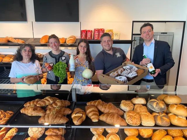 Am Dorfplatz in Reith hat das neue Bäckerei-Café eröffnet. Im Café arbeitet die Bäckerei Waldhart mit der Dorfzeit eGen zusammen, die als „Reither Riese“ regionale Lebensmittel anbietet. So entsteht ein vielfältiges Angebot an Produkten aus der Region.  | Foto: Gemeinde Reith