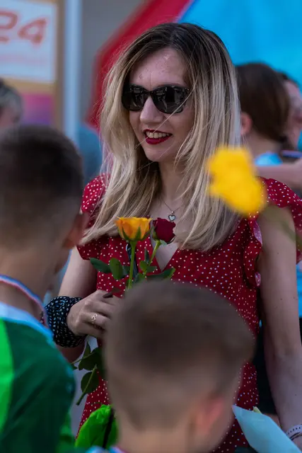 Nach dem Zieleinlauf überreichten die Kinder ihren Müttern Rosen als liebevolle Aufmerksamkeit zum Muttertag. | Foto: FairMotion