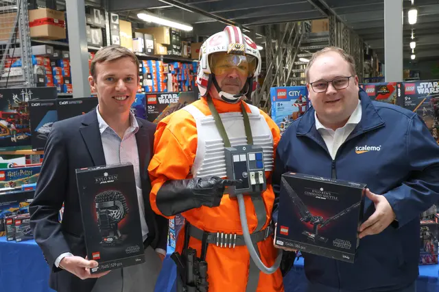 Großer Star-Wars-Day bei Scalemo in Gunskirchen: Geschäftsführer Thorsten Aspetzberger (r.) lud sogar die Helden und Schurken des Si-Fi-Uniwersums ein. | Foto: laumat.at