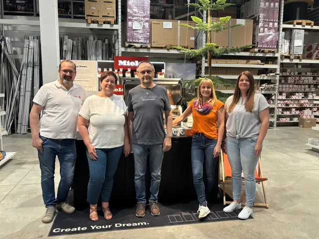 Das Team von Expert Hörmann präsentiert den interessierten Besuchern die neue Miele Outdoor Küche. | Foto: Kerstin Freisleben