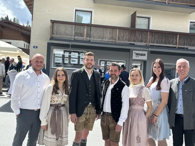Das Team von Remax Spirit in Altenmarkt im Pongau mit den beiden Geschäfstführern Markus Heigl (3. von links) und Hans Maurer (4. von links). | Foto: Emanuel Hasenauer