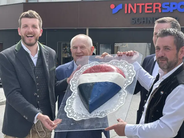 Die beiden Geschäftsführer Markus Heigl (links) und Hans Maurer (rechts) mit dem RE/MAX-Austria-Gründer Alois Reikersdorfer. | Foto: Emanuel Hasenauer
