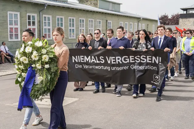 Zahlreiche Teilnehmerinnen und Teilnehmer gedachten der Opfer des ehemaligen Konzentrationslagers Mauthausen | Foto: Böhler, Kolanović