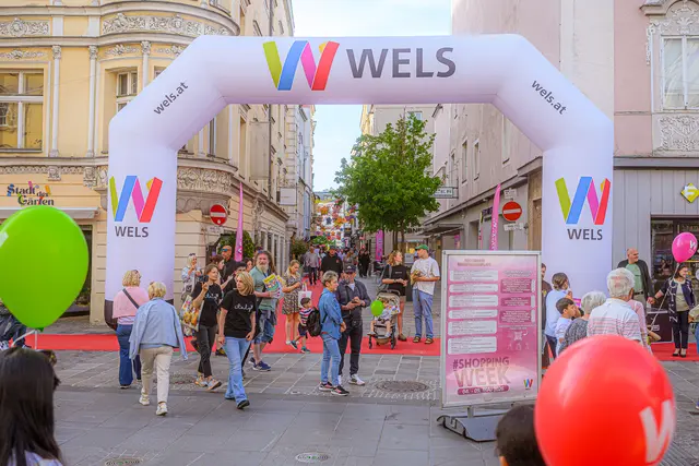 Mehr als 40.000 Menschen stürmten die Welser Innenstadt bei der vergangenen ShoppingNight. | Foto: Rene Hauser