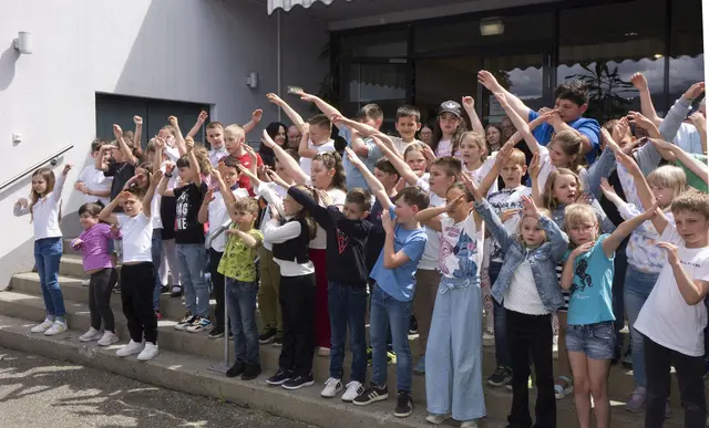 Der Chor der Volksschule gestaltete das Eröffnungsprogramm mit. | Foto: Schindler