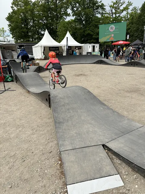Kinder und Jugendliche konnten bei Mitmachangeboten aktiv werden. Erwachsene nutzten vor allem Beratung, Testmöglichkeiten, Radchecks, Codierung und Informationen rund um das Radfahren in Salzburg. | Foto: Lisa Gold