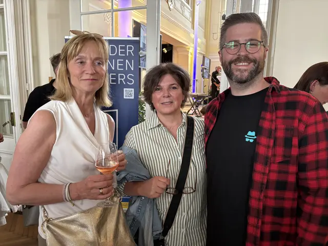 Korneuburgs Kultur-Chefin Sabina Gass mit Karin Kalcher und René Schießbühl von der Behindertenhilfe Bezirk Korneuburg. | Foto: Sandra Schütz
