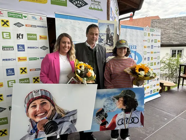 Bürgermeister Hubert Lenger mit Conny Hütter und Julia Scheib. | Foto: MeinBezirk/Angelika Kern