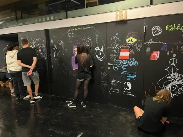 Das Graffitiprojekt ist nur eines der Projekte wo die Jugendlichen mitgestalten durften und dürfen.  | Foto: Station 11