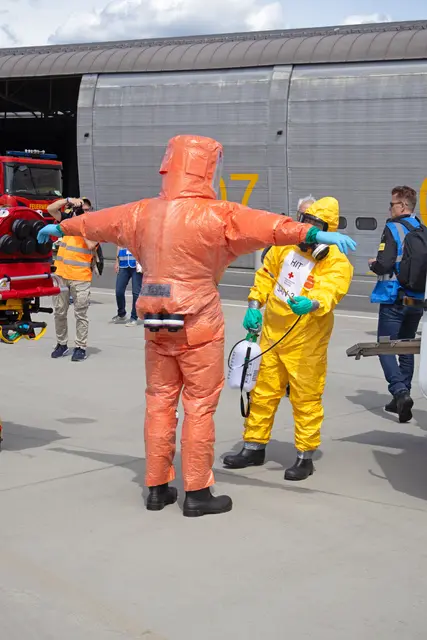 Die Einsatzkräfte mussten sich vor der hochansteckenden Krankheit dementsprechend schützen. | Foto: Graz Airport