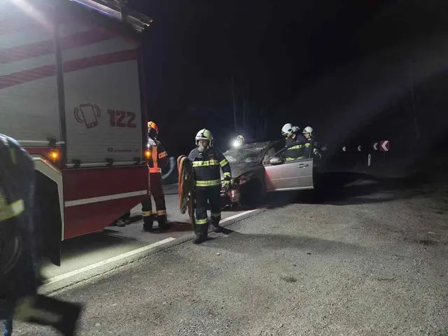 Das Auto wurde mit Rangierrollern zu einem nahegelegenen Abstellplatz abtransportiert. | Foto: Markus Hackl, ASB ÖA
